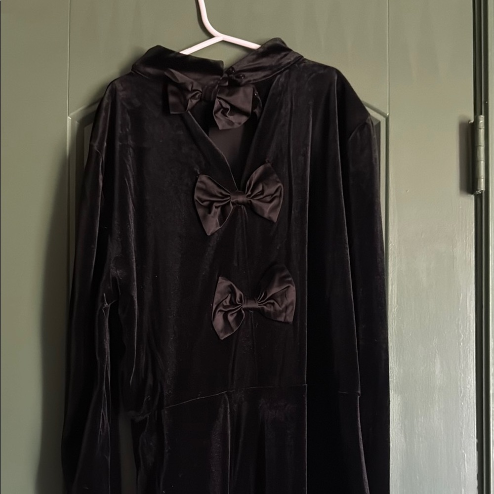 Vintage Elegant Black Velvet Dress with Bow Accents